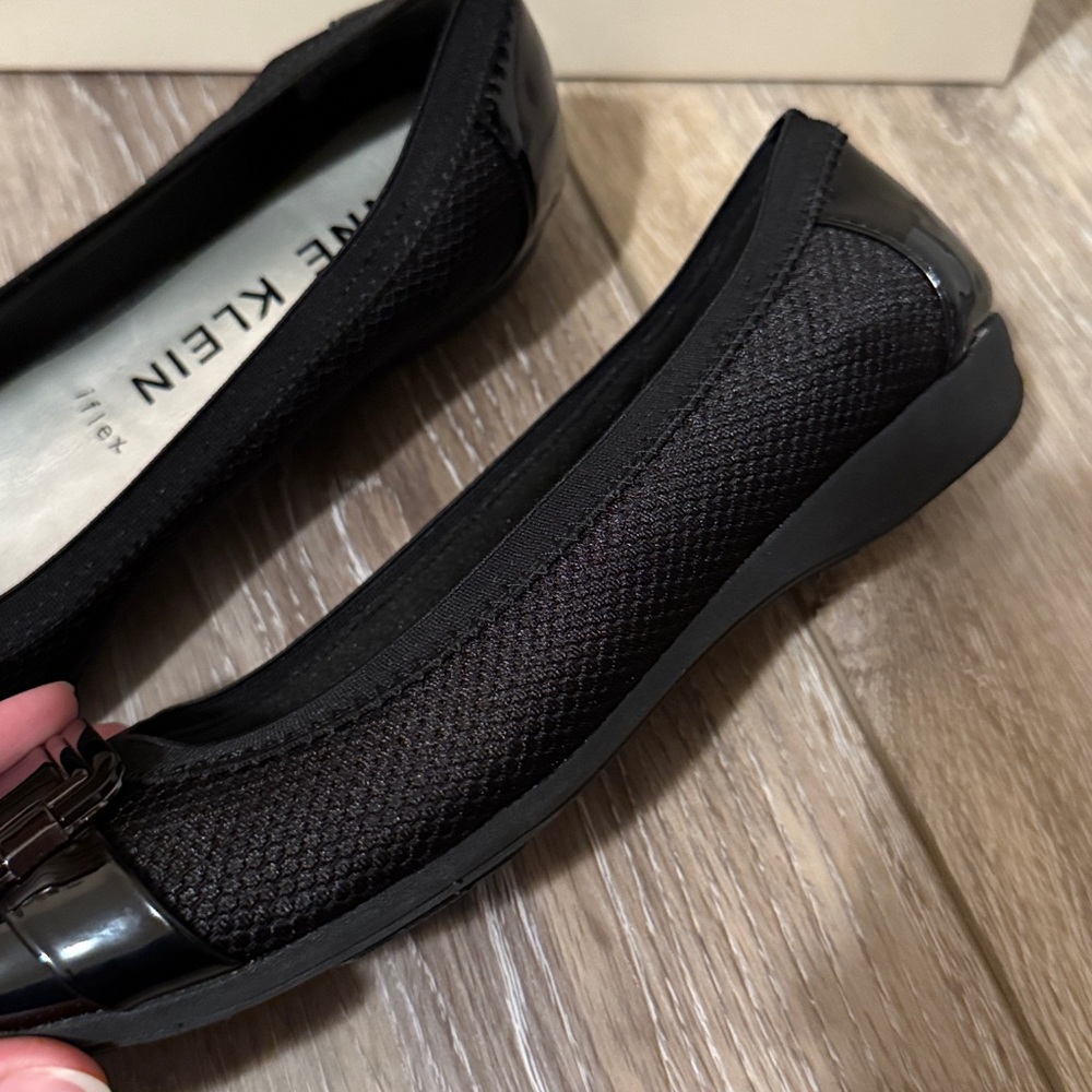 EUC Women’s Anne Klein UNice Black Flat - Picture 3 of 6